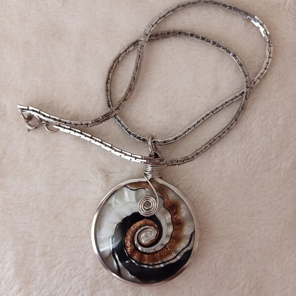 BESHEEK Glass Pendant Necklace NWOT - Picture 4 of 11